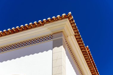 Kontrast ve renkli kiremit çatı görünümü