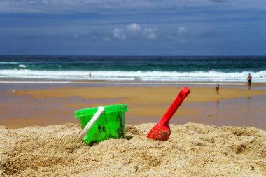 renkli plaj oyuncakları kum üzerinde