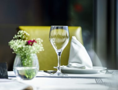 sigorta primi upload simgesini amblemi beyaz izole