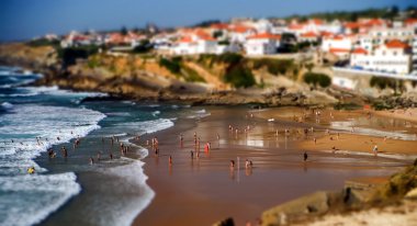 sahilde Birçok kişi