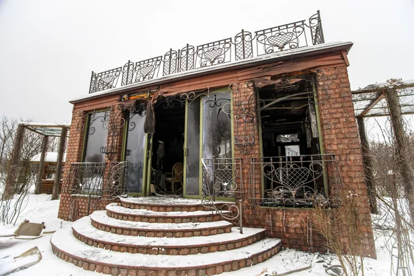 火災被害の夏の家 — ストック写真