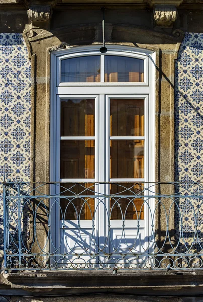 Klassieke fasade van oude huis — Stockfoto