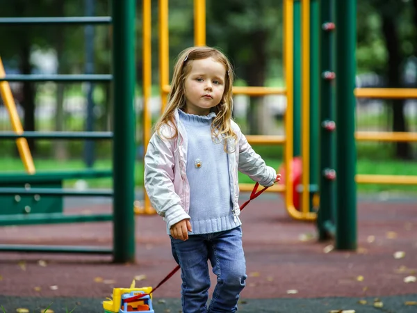 Schattig klein meisje op speelplaats — Stockfoto