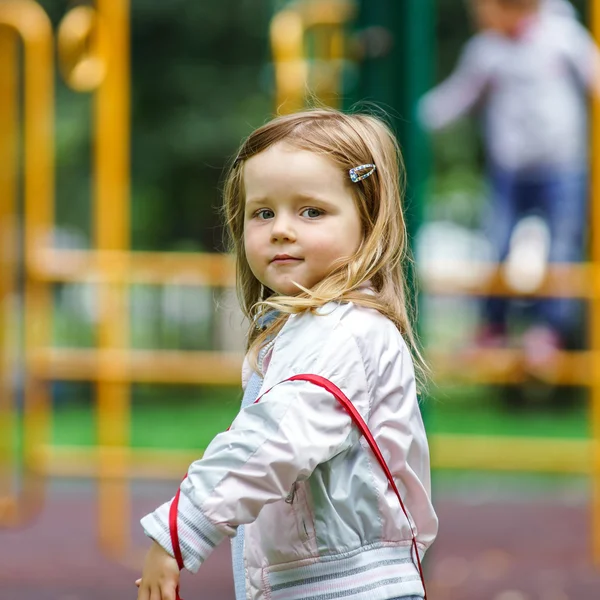 Schattig klein meisje op speelplaats — Stockfoto