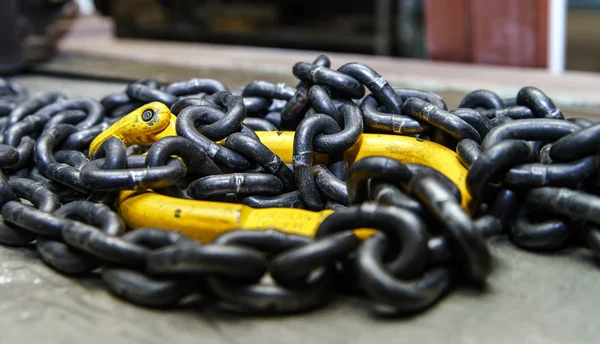 Czarny metalowy łańcuch z hakiem żółty — Zdjęcie stockowe