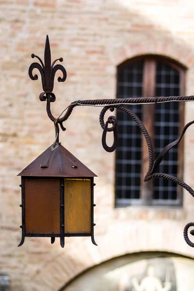 Уличная лампа в средневековом городе — стоковое фото