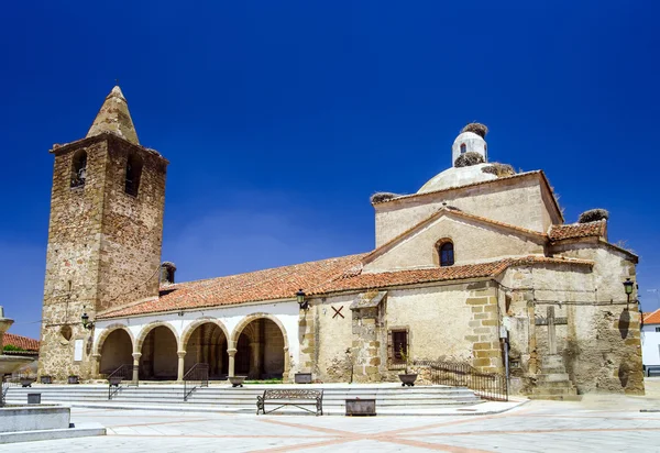 Küçük köyde Ortaçağ kilise — Stok fotoğraf