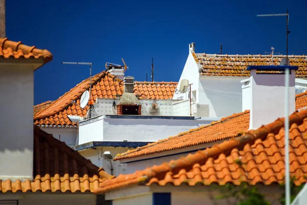 Vista tetti a contrasto e tegole colorate — Foto Stock