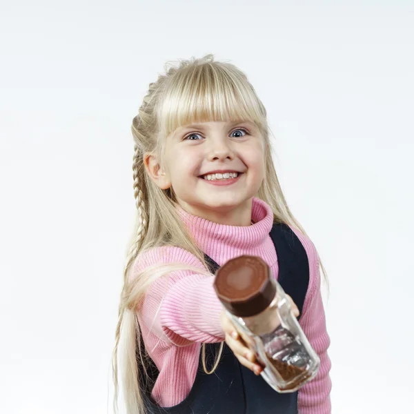 Mignonne petite fille towhead montrant boîte de café — Photo
