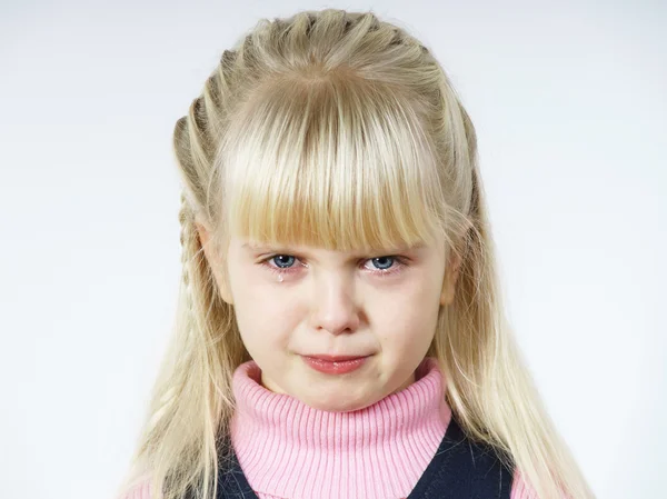 Ładny towhead mała dziewczynka płacze — Zdjęcie stockowe