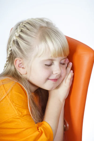 Sandalyenin üstünde uyuyan sevimli küçük towhead kız — Stok fotoğraf