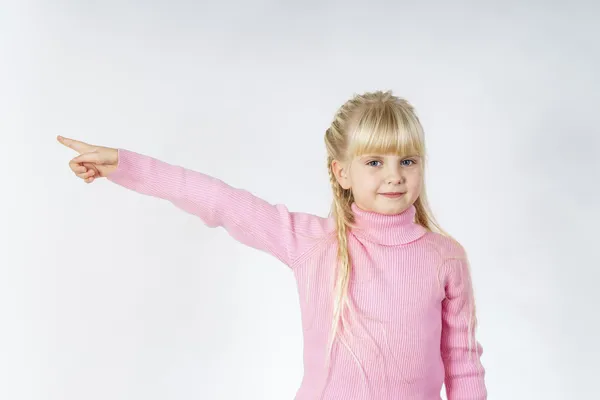 Schattige kleine meekreeg meisje tonen aan wit vel — Stockfoto