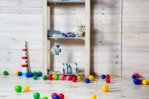 Pépinière avec des jouets colorés et des boules — Photo