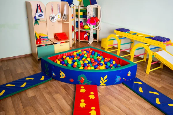 Kinderzimmer mit bunten Spielsachen und Bällen — Stockfoto