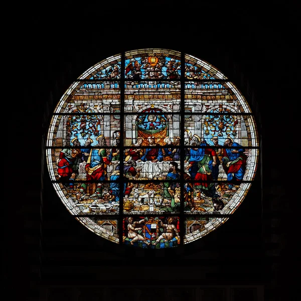 Färgglada runda vitrage i byn kyrkan — Stockfoto