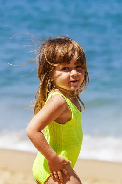 ビーチでかわいい女の子 — ストック写真