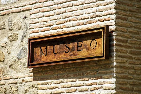 Rostig skylt med ordet museo — Stockfoto