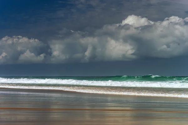 Zelené oceánu vlny v bouřlivé počasí — Stock fotografie