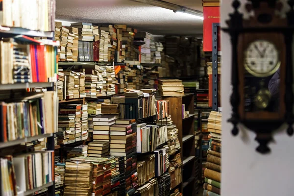 Pilas con muchos libros antiguos — Foto de Stock