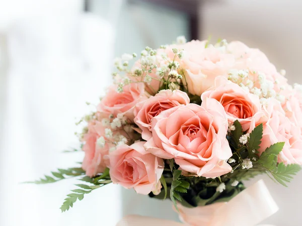 Свадебный букет, включая розовые розы — стоковое фото