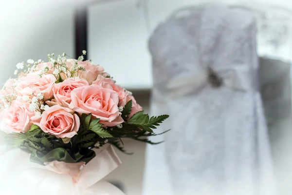 Buquê de casamento, incluindo rosas rosa — Fotografia de Stock