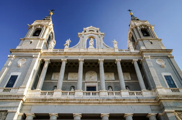 Elegante catedral no fundo do céu azul — Fotografia de Stock