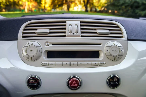Küçük araba müzik kontrolü — Stok fotoğraf