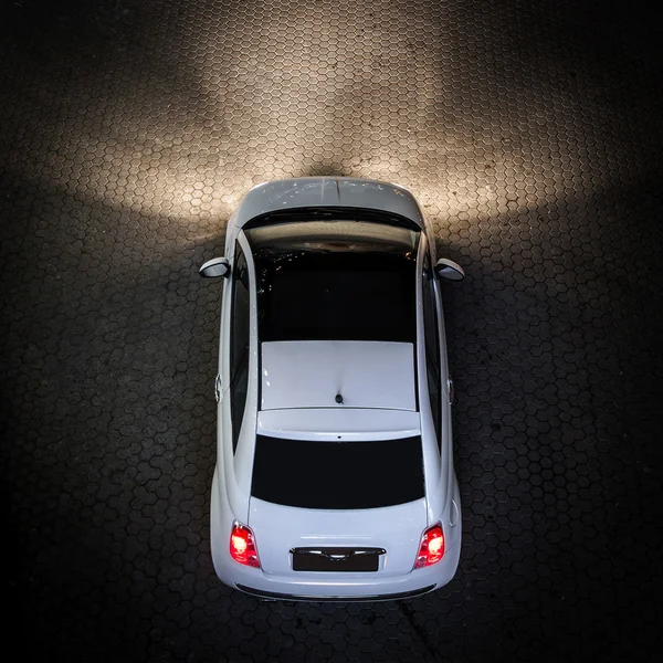 Vista dall'alto della piccola auto bianca — Foto Stock