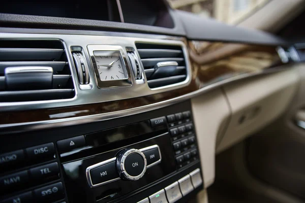 Einstellgriffe im Stadtauto — Stockfoto