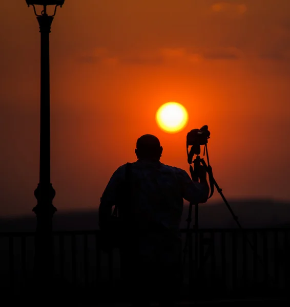 Lâmpada de rua e silhueta homem — Fotografia de Stock