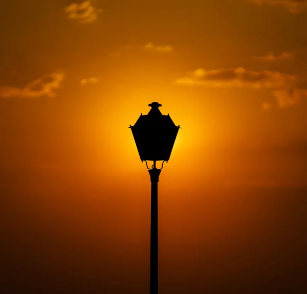 Straat lamp bij zonsondergang — Stockfoto