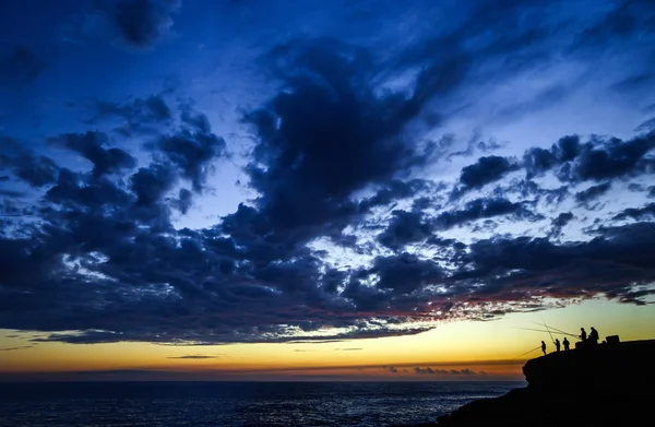 Vissers op zonsondergang achtergrond — Stockfoto