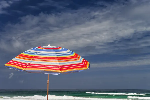 Güneşli bir plaj şemsiye — Stok fotoğraf