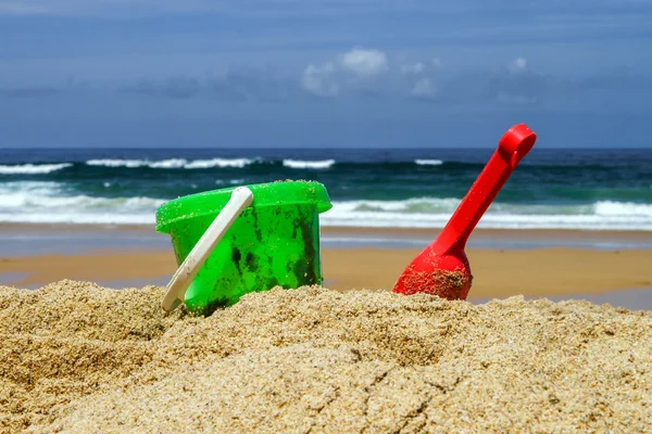 Renkli plaj oyuncakları kum üzerinde — Stok fotoğraf