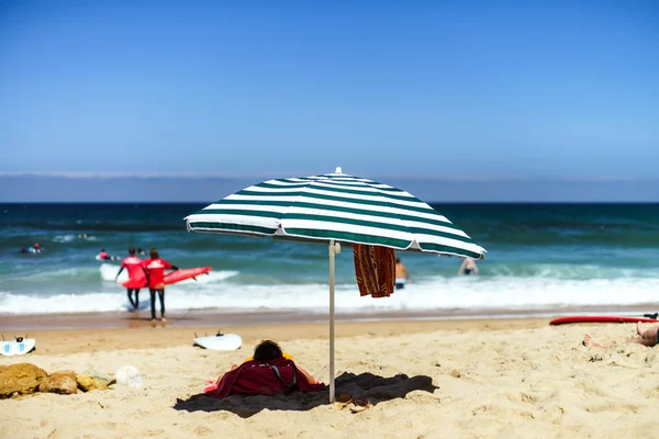 Sombrilla en un día soleado — Foto de Stock