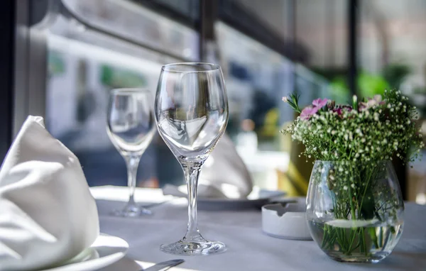 Fine restaurant dinner table setting — Stock Photo, Image