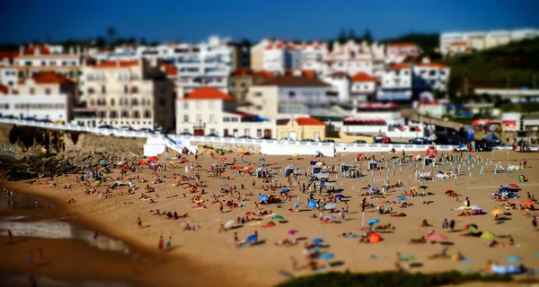 Muitas pessoas na praia — Fotografia de Stock