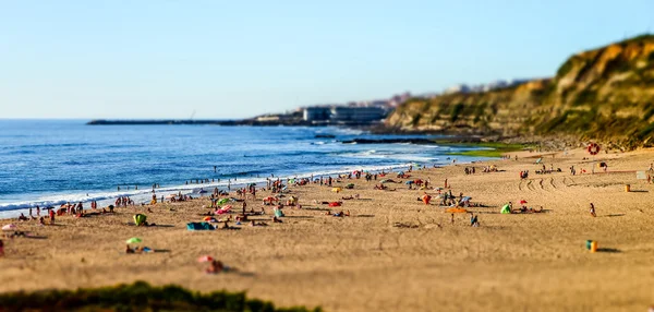 Muitas pessoas na praia — Fotografia de Stock