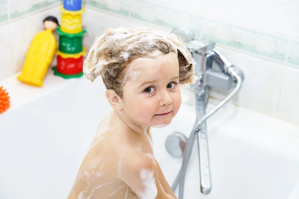 可爱的小女孩，洗个澡用泡沫 — 图库照片