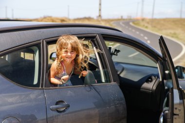 arabanın içinde mutlu bir çocuk