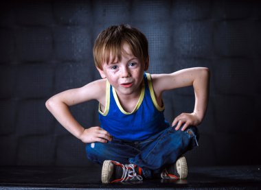 koyu arka plan üzerinde poz çilli kızıl saçlı çocuk.