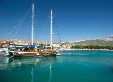 Eski moda bir koyda ahşap yat