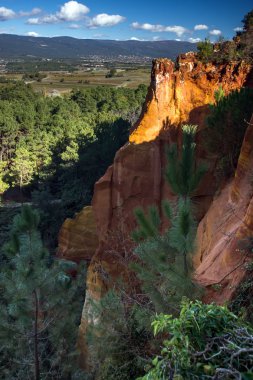 Üç roussilon içinde kırmızı rocs