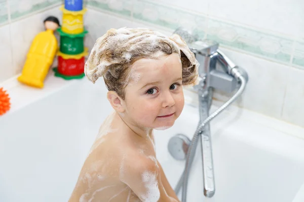 可爱的小女孩，洗个澡用泡沫 — 图库照片