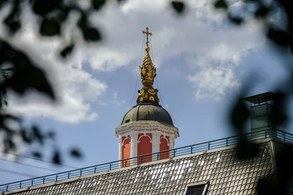 Guld kupol på ortodoxa kyrkan — Stockfoto