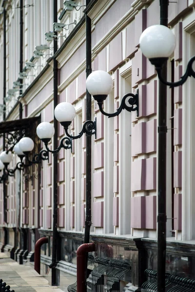 Linha de lâmpada de rua na casa — Fotografia de Stock