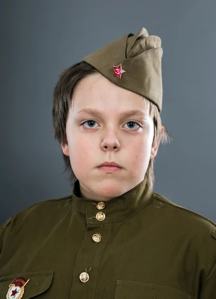 Tonårspojke klädda i sovjetisk uniform — Stockfoto