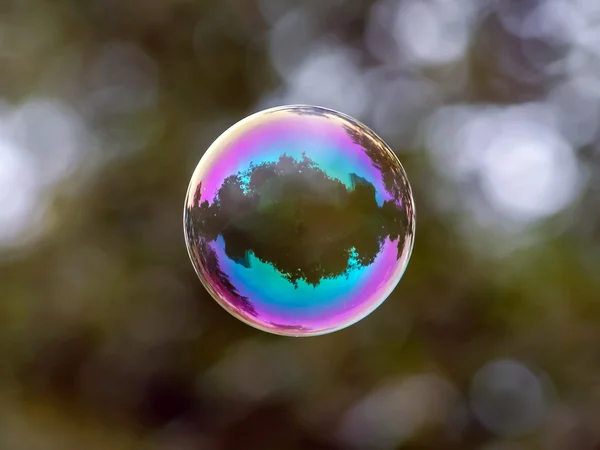Мильна бульбашка політ — стокове фото