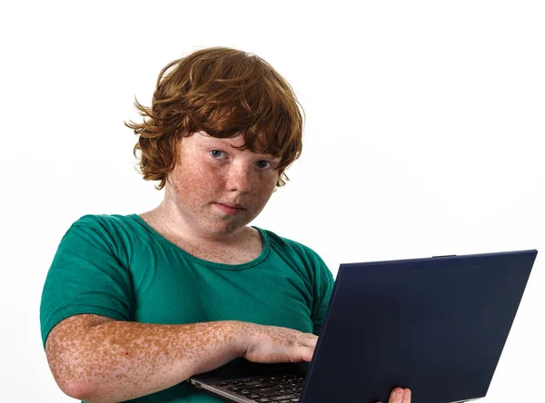 Sproeterig rood-haar jongen met laptop. — Stockfoto