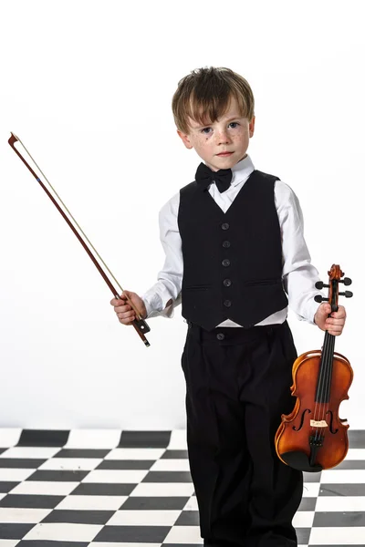 Sproeterig rood-haar jongen speelt viool. — Stockfoto